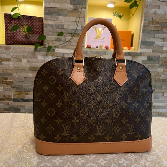 SOLD Louis Vuitton Alma Handbag❤️ - Picture 4 of 11